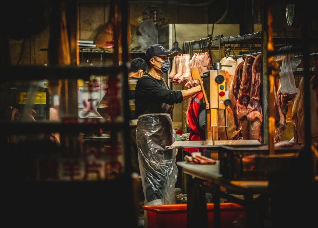 Cortes Agora production line with modern machines and technicians inspecting the quality of the cured meats.